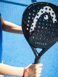 Young fans of Arturo Coello will adore the easy power, large sweetspot and the premium look of the 2025 COELLO JUNIOR PADEL RACQUET.