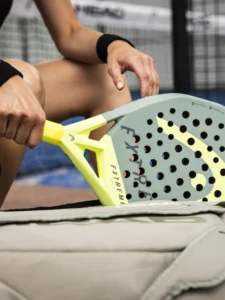 Extreme power is mixed with outstanding maneuverability with the diamond-shaped EXTREME MOTION PADEL RACQUET for advanced and professional players.