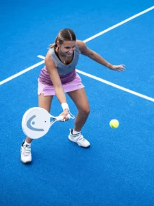 The ONE ULTRALIGHT PADEL RACQUET is the lightest adult padel racquet on the market weighting just 300 grams, innovatively crafted for beginner and casual players of all ages who look for the perfect blend of joy and premium performance.